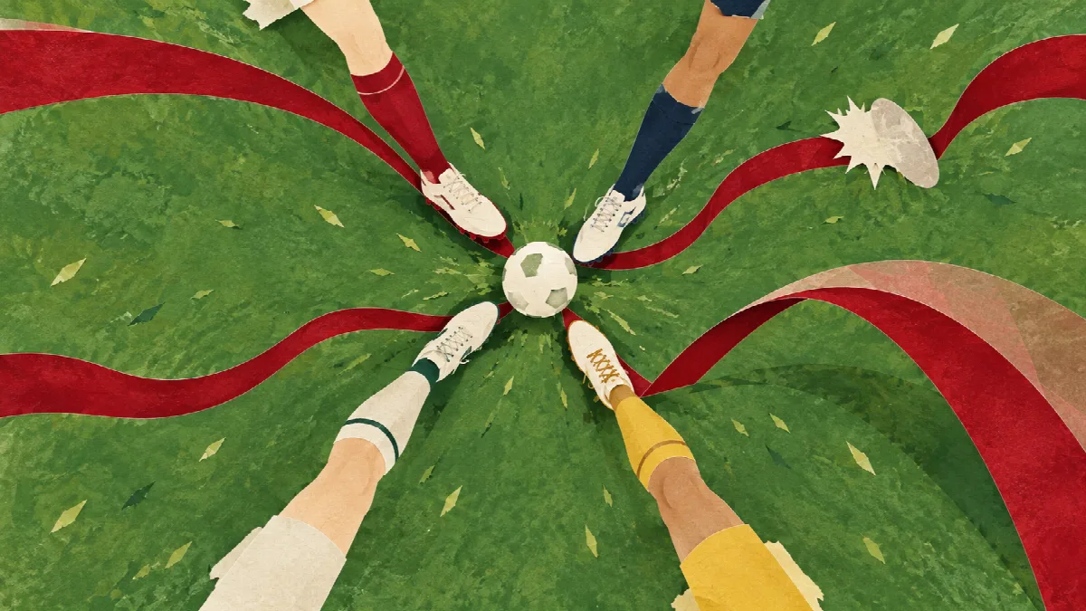 異なる方向から伸びる四本の赤い道と四人の足元が、中央のサッカーボールへ集まるイラスト