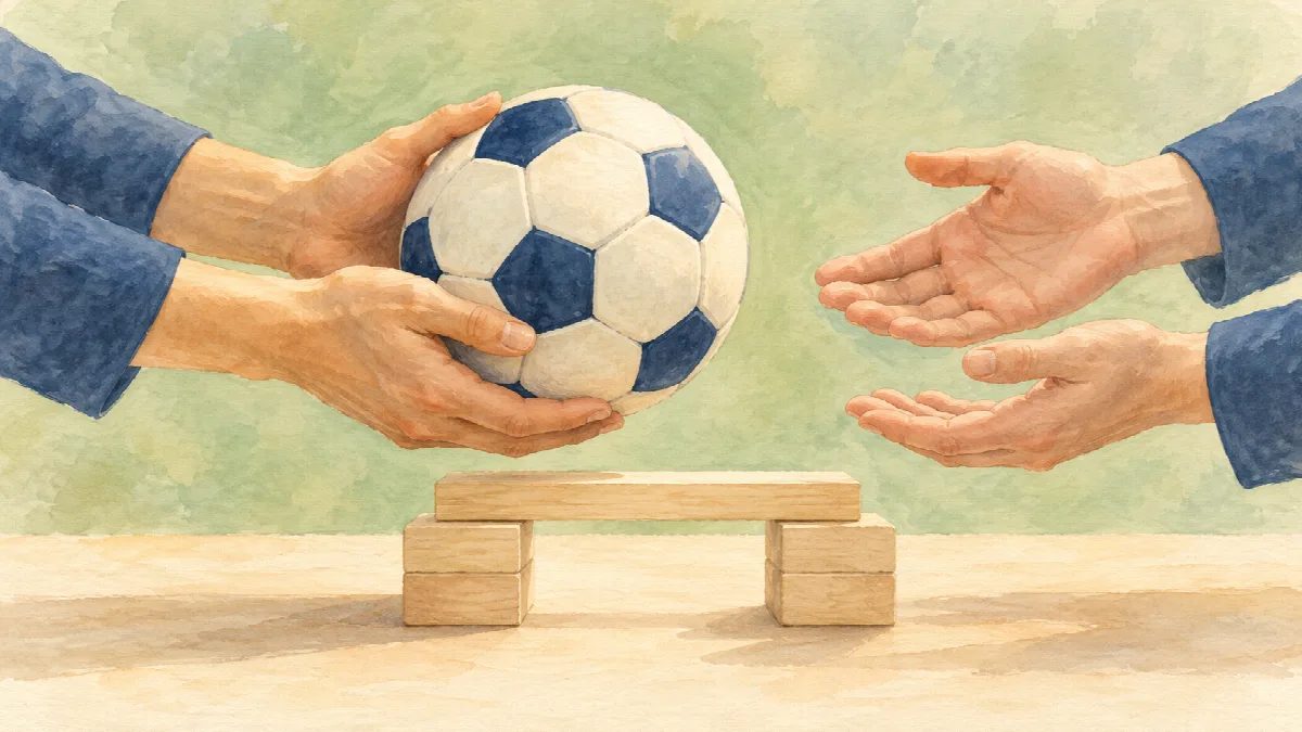 木の積み木で作った橋の上で、サッカーボールを支える手と受け取ろうと待つ手を描いた水彩調イラスト。